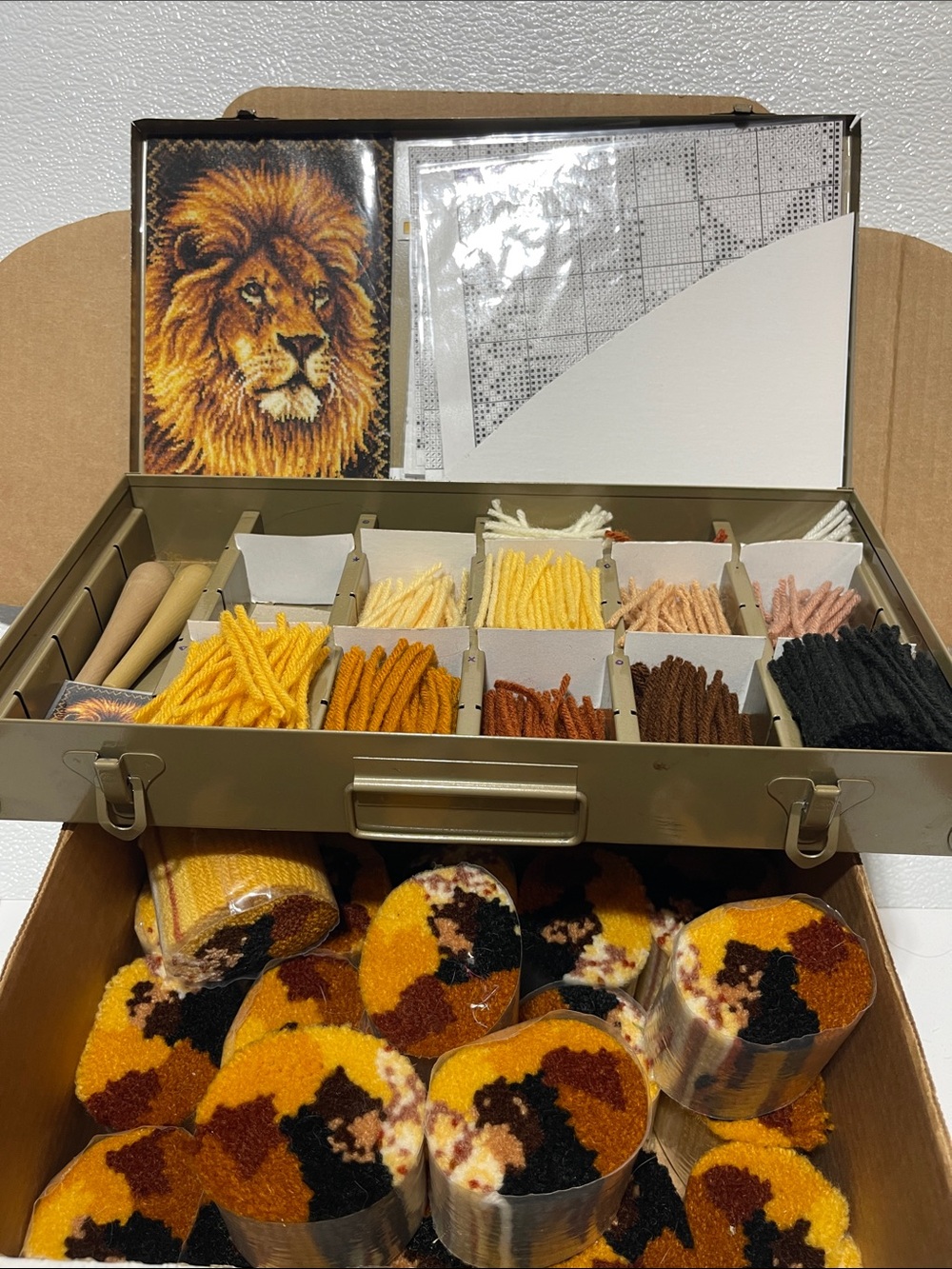 Latch Hook ORGANIZER - comes with: Lion pattern - Cream Yellow Brown Black Yarn